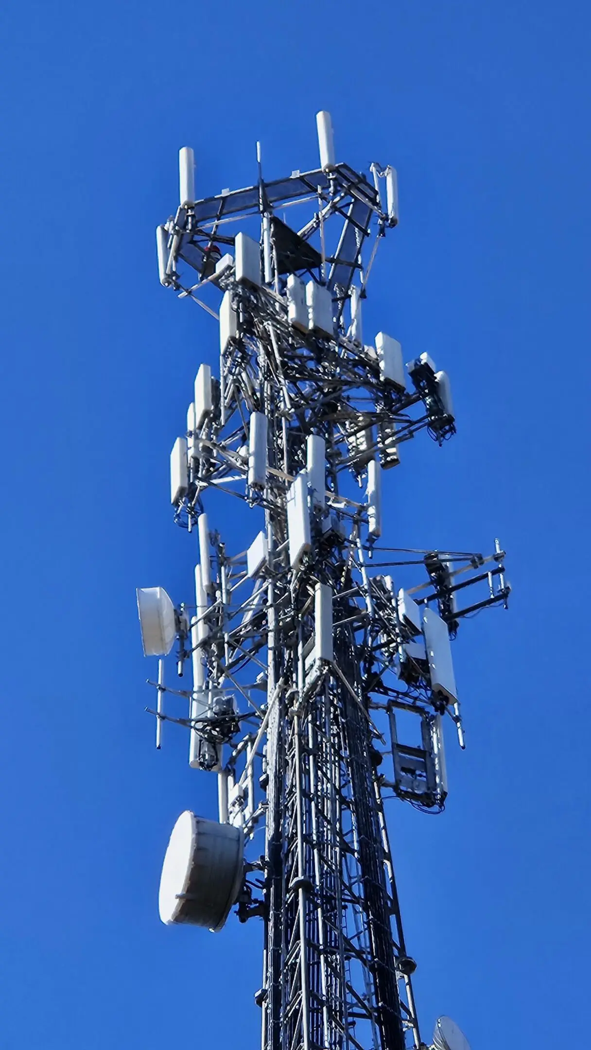 Cellular communications tower with multiple antennas